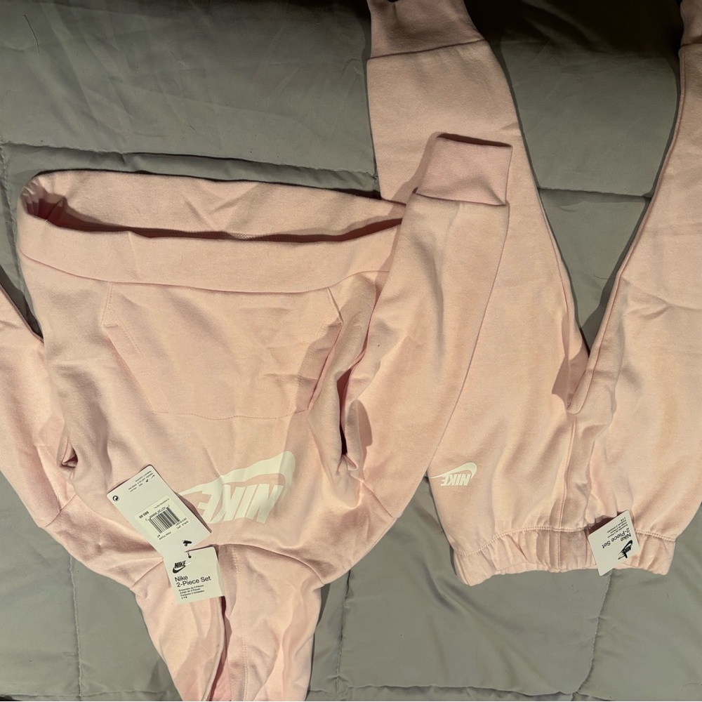 Nike 2 piece jogger outfit peach/pink size 4T for girl's= original $60.00
